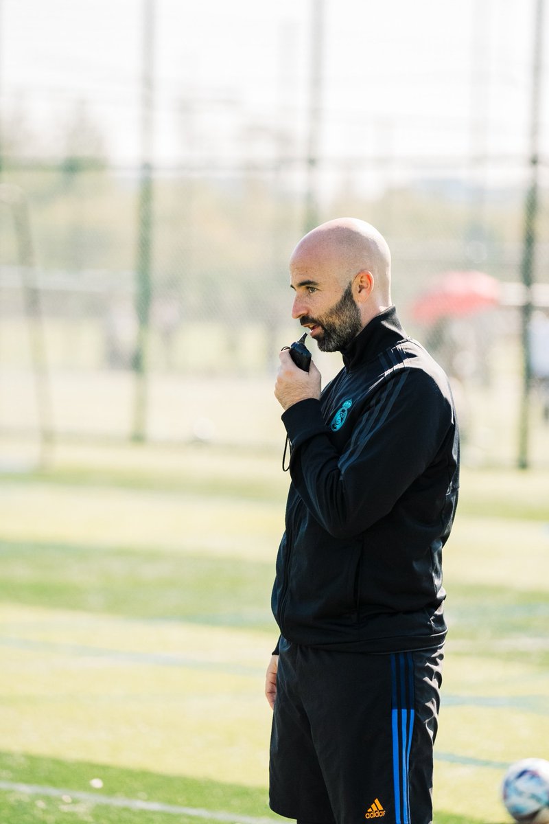 RFFM_oficial's tweet photo. ✈️ 𝐌𝐚𝐝𝐫𝐢𝐥𝐞ñ@𝐬 𝐩𝐨𝐫 𝐞𝐥 𝐟ú𝐭𝐛𝐨𝐥 ⚽️

🔝 𝗣𝗿𝗼𝗴𝗿𝗮𝗺𝗮 3⃣9️⃣

👋🏻 Con Jaime Juanas entrenador de la @Fun_Realmadrid en Shanghái 🇨🇳, donde lleva un año y medio trabajando 

🎙️ Quinto episodio de la tercera temporada con @GabrielFdezG y @BorjaCasado

📺 RFFM PLAY 👇🏻

https://t.co/Z42ZSExDZM