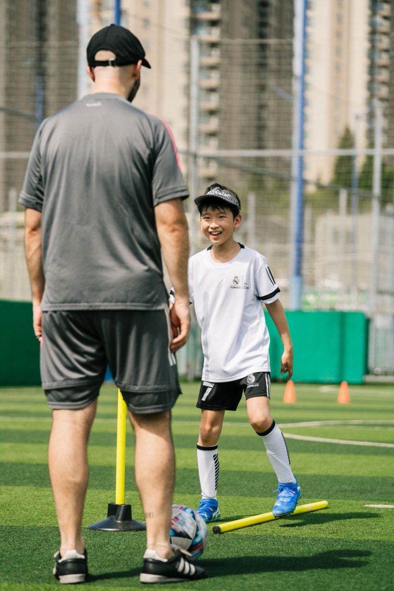RFFM_oficial's tweet photo. ✈️ 𝐌𝐚𝐝𝐫𝐢𝐥𝐞ñ@𝐬 𝐩𝐨𝐫 𝐞𝐥 𝐟ú𝐭𝐛𝐨𝐥 ⚽️

🔝 𝗣𝗿𝗼𝗴𝗿𝗮𝗺𝗮 3⃣9️⃣

👋🏻 Con Jaime Juanas entrenador de la @Fun_Realmadrid en Shanghái 🇨🇳, donde lleva un año y medio trabajando 

🎙️ Quinto episodio de la tercera temporada con @GabrielFdezG y @BorjaCasado

📺 RFFM PLAY 👇🏻

https://t.co/Z42ZSExDZM