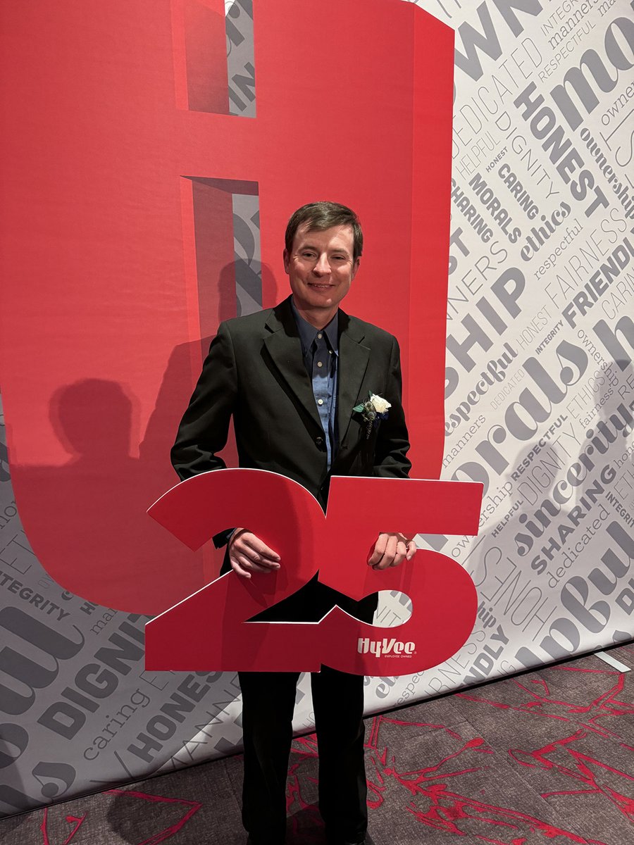 HyveeRedOak's tweet photo. We want to thank Brian Bisbee for over 25 years of service with Hy-Vee. Congratulations on this great achievement! https://t.co/9f9cH7BDFC