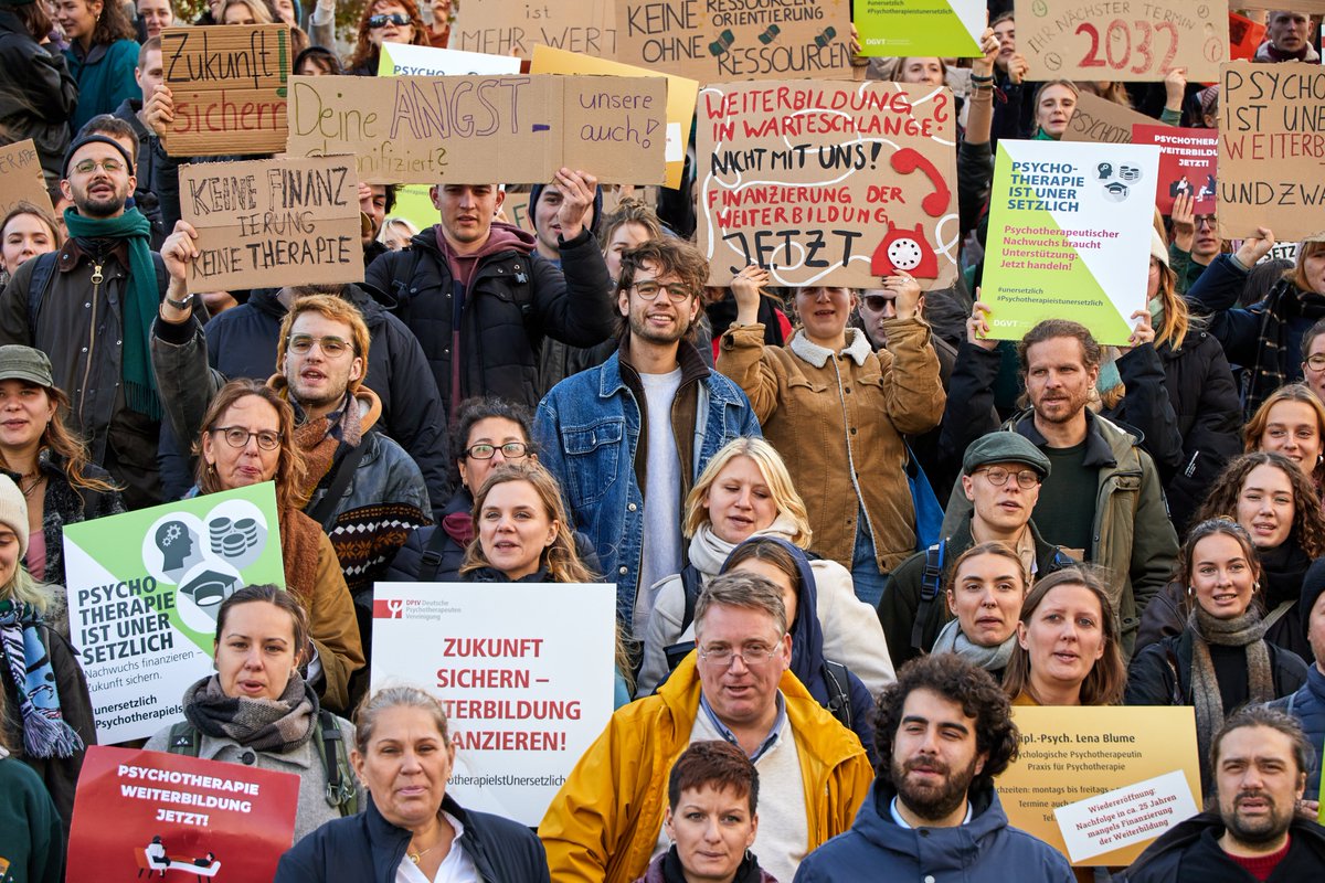 Gestern Demo vor dem <a href="/Bundestag/">Deutscher Bundestag</a> Absolvent*innen vor der Perspektivlosigkeit – noch immer keine geregelte Weiterbildungsfinanzierung in Sicht! 

Wir fordern📢: Zukunft des psychotherapeutischen Nachwuchses sichern und #Fachkräftemangel verhindern! ✊ #Weiterbildung #Psychotherapie
