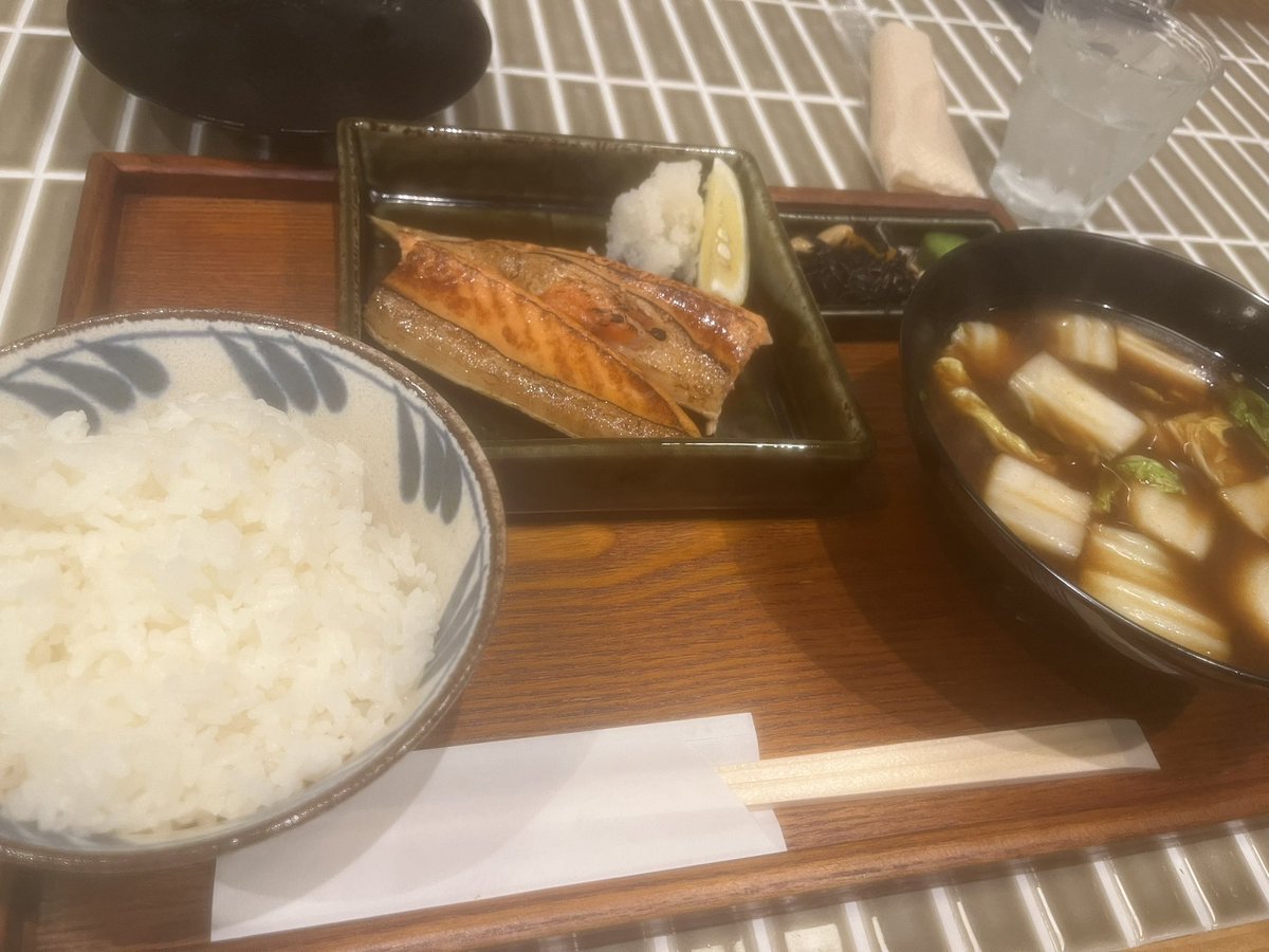 先日ご馳走になった定食美味しゅうございました
釜だきご飯はやっぱり自宅でレンチンして食べるお米とはまるで違いましたね
久しぶりの鮭ハラスも満足度高かったし、赤味噌のお味噌汁は僕にとっては新鮮でしたがとても美味しかったのでこれもまた発見でした
人間レベルの高い食事をさせて頂けました