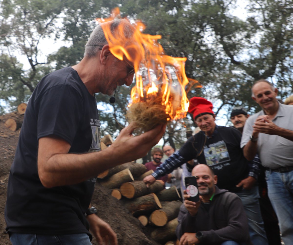 neolithicwmed's tweet photo. El dia 12 d'octubre i com fa 29 anys el nostre company Antoni Palomo (@antoni_palomo) va encendre utilitzant tècniques preindustrials la #carbonera de #Forallac.
Un acte que inicia la cuita del carbó i que es perllongarà durant una mica més de dues setmanes. https://t.co/0yFZsxuL2i