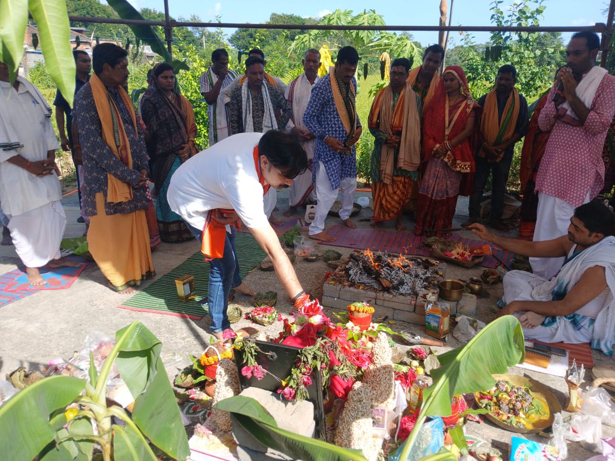 irasisacharya's tweet photo. ଆଜି ମୋର ବିଧାନସଭା ଅନ୍ତର୍ଗତ ଭଟଲି ବ୍ଲକର ନୂଆଗଡ଼ ଗ୍ରାମରେ ସ୍ଥିତ ମାଁ ରାମଚଣ୍ଡୀ ମନ୍ଦିରରେ ମାନ୍ୟବର ବରଗଡ଼ ସାଂସଦ ପ୍ରଦୀପ ପୁରୋହିତଙ୍କ ସହ ମାଁ ରାମଚଣ୍ଡୀ ପୂଜନୋତ୍ସବରେ ଯୋଗଦାନ କରି ମାଁଙ୍କ ଦର୍ଶନ କରିବାର ସୌଭାଗ୍ୟ ପ୍ରାପ୍ତ କଲୁ ll
#Nuagarh #BhatliBlock
#BhatliConstituency
#Ramchandi #jaymaa https://t.co/rypzGdCyyX