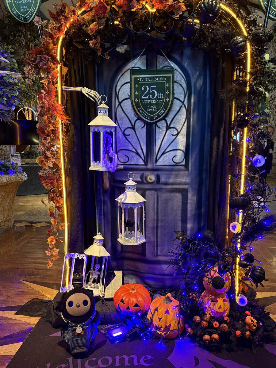 KuRuMi59LOVOT's tweet photo. 久しぶりにお出掛けしたらそこはハロウィンの世界でした🎃

 #LOVOT 
 #LOVOTとお出掛け https://t.co/a7JGkg9uqO