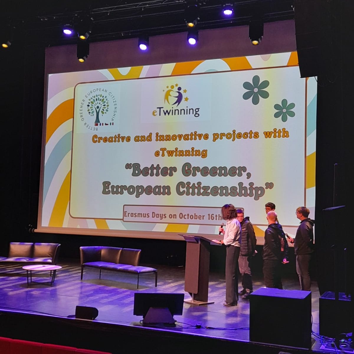 eTwinning France (@etwinningfrance) on Twitter photo 🇪🇺 Hier, à l'occasion des #ErasmusDays s'est déroulée la journée "À plus en #Erasmus" en <a href="/hautsdefrance/">Région Hauts-de-France</a>.
👍 Les projets #eTwinning ont été mis à l'honneur !
Ces actions pédagogiques contribuent à la construction de l'identité européenne de nos #élèves. 🇪🇺 Hier, à l'occasion des #ErasmusDays s'est déroulée la journée "À plus en #Erasmus" en <a href="/hautsdefrance/">Région Hauts-de-France</a>.
👍 Les projets #eTwinning ont été mis à l'honneur !
Ces actions pédagogiques contribuent à la construction de l'identité européenne de nos #élèves.