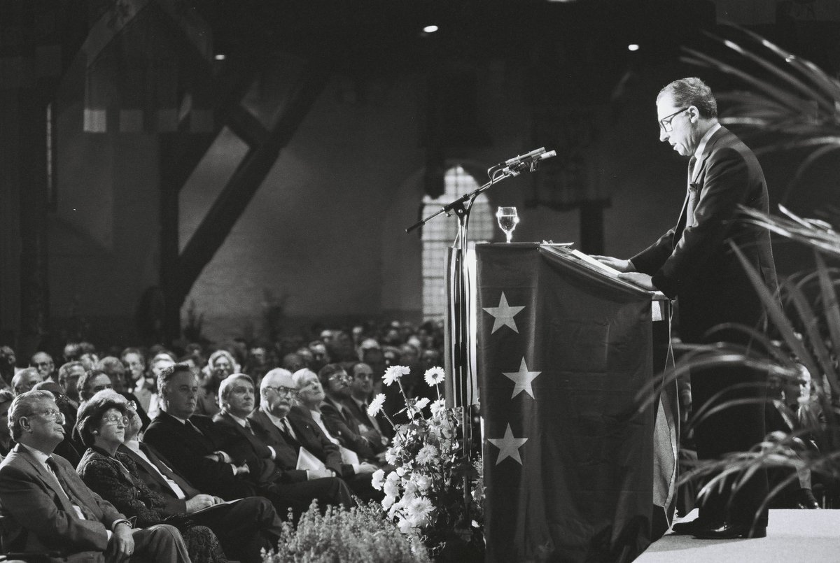 EC AV Service (@ec_avservice) on Twitter photo #Thowback to the 40th academic year of the <a href="/collegeofeurope/">College of Europe</a> in Bruges:
3⃣5⃣years ago Jacques Delors, former President of the <a href="/EU_Commission/">European Commission</a>, spoke at the 40th anniversary of the college on the progress of 🇪🇺economic integration & challenges to be faced
▶️europa.eu/!9gxFVm #Thowback to the 40th academic year of the <a href="/collegeofeurope/">College of Europe</a> in Bruges:
3⃣5⃣years ago Jacques Delors, former President of the <a href="/EU_Commission/">European Commission</a>, spoke at the 40th anniversary of the college on the progress of 🇪🇺economic integration & challenges to be faced
▶️europa.eu/!9gxFVm