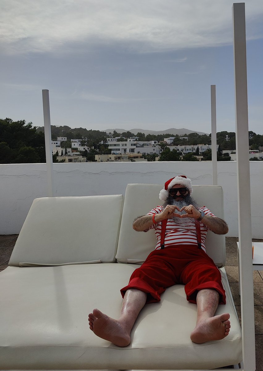pete_nata's tweet photo. Santa on holiday before his busy period during the festive season! 🎅🏼 #Holiday #Santa #Smile https://t.co/bEfjLqtpHs