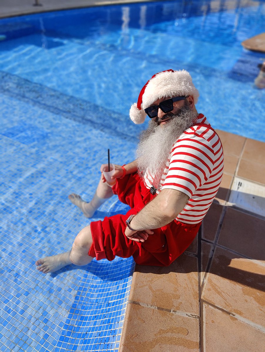 pete_nata's tweet photo. Santa on holiday before his busy period during the festive season! 🎅🏼 #Holiday #Santa #Smile https://t.co/bEfjLqtpHs