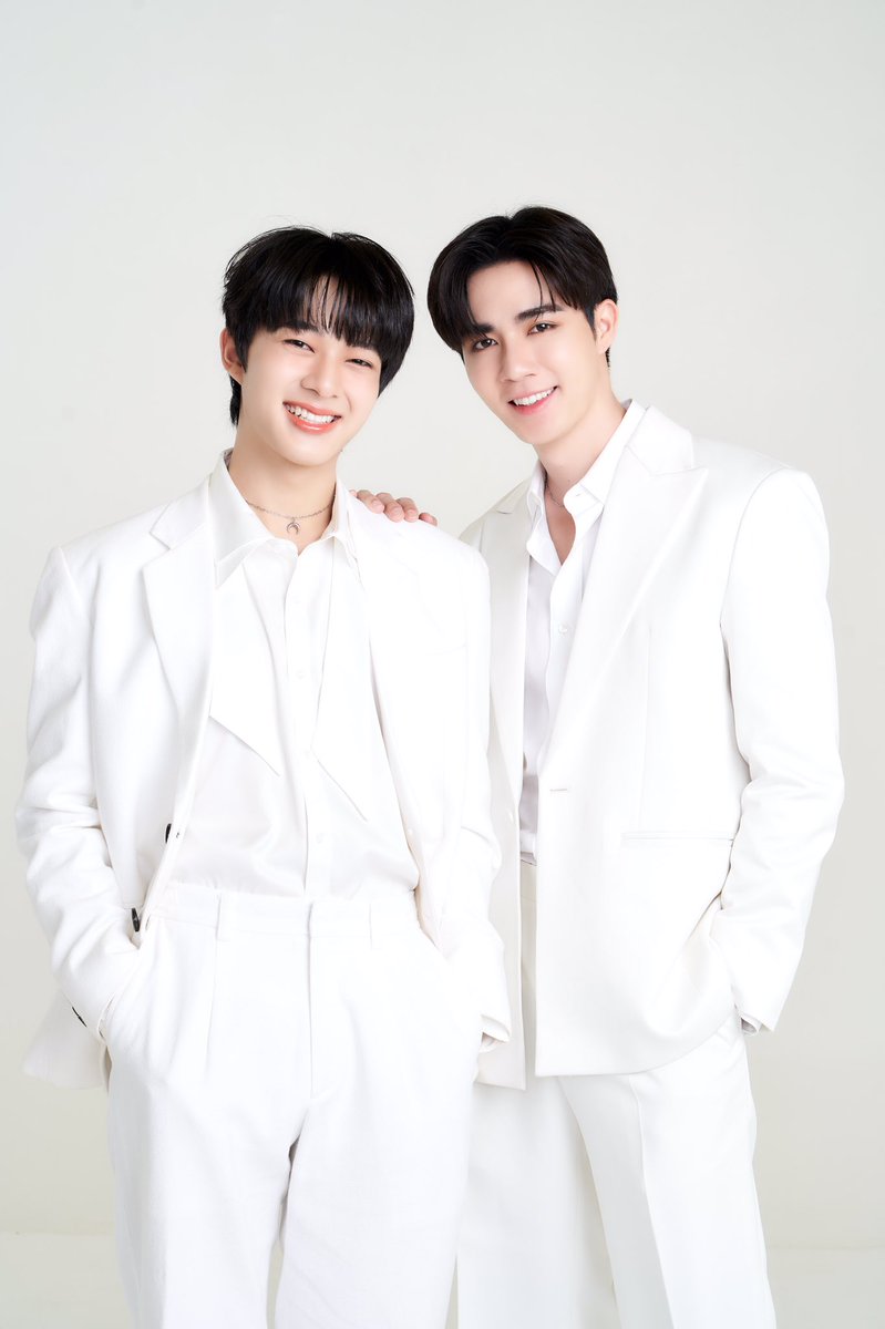 WEED_ENT's tweet photo. วัน แบงค็อก เตรียมระเบิดความยิ่งใหญ่ ในวันที่ 25 ตุลาคมนี้ ที่ทุกหัวใจจะเต้นเป็นจังหวะเดียวกัน หมุดหมายใหม่ใจกลางกรุงเทพฯ ที่ทุกคนรอคอย 

#onebangkok #bbrightvc #PPkritt
#ZeePruk #NuNew #nonkul #แอฟทักษอร #dew_jsu #เจมส์จิรายุ 

เตรียมสัมผัสปรากฏการณ์ครั้งยิ่งใหญ่กับพิธีเปิดสุดอลังการ พร้อมโชว์ระดับโลกที่บินตรงลัดฟ้าร่วมด้วยศิลปินชื่อดังทั้งไทยและต่างประเทศ ภายใต้ธีม "Let Our Hearts Beat as One" ที่จะส่งเสียงชีพจรแห่งมหานครกรุงเทพฯ ให้ดังก้องไปทั่วโลก! นอกจากนี้ ยังมีการเฉลิมฉลองและโปรโมชันสุดพิเศษต่อเนื่องตลอดปีรวมงบประมาณทั้งหมดกว่า 1,200 ล้านบาท เพื่อมอบประสบการณ์ที่น่าประทับใจไม่รู้ลืมให้กับทุกคน
 
งานเฉลิมฉลอง "Let Our Hearts Beat as One" เปิดม่านความอลังการกับการแสดงแสงเลเซอร์ แม๊บปิ้ง บนสถาปัตยกรรมที่ใหญ่ที่สุดในโลก (The World’s Largest Architectural Laser Mapping)

เตรียมพบกับการฉายเลเซอร์สุดยิ่งใหญ่ ในคอนเซปต์ “New Signal” เนรมิตพื้นที่บนอาคารต่าง ๆ ในโครงการ วัน แบงค็อก ให้กลายเป็น Canvas ผืนใหญ่ ผสมผสานเทคโนโลยีเลเซอร์ที่ล้ำสมัยกว่า 40 ตัว ครอบคลุมพื้นที่กว่า 25,000 ตร.ม. ยิ่งใหญ่ที่สุดในโลก ร่วมกับเทคนิคแสงสีเป็นภาพเคลื่อนไหวที่สะกดทุกสายตา แต่งแต้มสีสันของกรุงเทพฯ ยามค่ำคืนให้เจิดจ้าอย่างที่ไม่เคยปรากฏมาก่อน พร้อมรับชมได้แล้ววันนี้ ถึง 30 ตุลาคม 2567 ตั้งแต่เวลา 19.00 – 24.00 น.
 
ตื่นตาตื่นใจกับการแสดงสุดพิเศษจาก Auditoire (ออดิทัวร์) ที่รังสรรค์ขึ้นเฉพาะเพื่อ วัน แบงค็อก
 
ฉลองพิธีเปิดอย่างเป็นทางการด้วยการแสดงอันวิจิตรที่รังสรรค์ขึ้นโดย Auditoire (ออดิทัวร์) หนึ่งในทีมผู้สร้างสรรค์โชว์ในพิธีเปิดการแข่งขันกีฬาโอลิมปิก กรุงปารีส 2024 เนรมิตรบรรยากาศที่รายล้อมด้วยสถาปัตยกรรมอันโดดเด่นของ วัน แบงค็อก ให้มีชีวิตชีวาด้วยการแสดงบนสองเวทีใหญ่ เปิดมุมมองการรับชมให้เต็มตาแบบ 360 องศา ผสานด้วยเทคโนโลยีสุดล้ำด้วยแสงสีตื่นตาตื่นใจ และเตรียมพบกับศิลปินระดับโลกที่จะมาร่วมรังสรรค์โชว์พิเศษอย่าง คาลัม สกอตต์ (Calum Scott) ศิลปินชาวอังกฤษชื่อดัง เจ้าของเสียงทรงพลังและบทเพลงที่โด่งดังระดับโลกจากเวทีประกวด Britain's Got Talent ในปี 2015 ผลงานเพลงยอดนิยมของเขาอย่าง “You Are The Reason” และ “Dancing On My Own” และ ลอเรน ออลเรด (Loren Allred) นักร้องและนักแสดงชาวอเมริกันที่มีชื่อเสียงจากการร้องเพลง “Never Enough” ที่มียอดขายระดับแพลตตินัมจากภาพยนตร์ “The Greatest Showman” ร่วมกับซูเปอร์สตาร์ชื่อดังของเมืองไทยอย่าง พีพี กฤษฏ์ อำนวยเดชกร นักแสดงและศิลปินมากความสามารถที่กำลังมาแรงในวงการบันเทิงไทย สร้างกระแสฮิตไปทั่วประเทศ อีกทั้งยังเป็นที่รู้จักในฐานะศิลปินที่มีสไตล์โดดเด่นด้านแฟชั่นและการแสดง ซึ่งจะมาร่วมปรากฏตัวและแสดงในโชว์สำคัญนี้  
 
เฉิดฉายบนพรมแดงกับเหล่าซูเปอร์สตาร์แถวหน้าของเมืองไทย
         
พบกับทัพเหล่าซุปตาร์ นักแสดง และเซเลบริตี้ชื่อดังจากทั่วฟากฟ้าเมืองไทยที่จะมาร่วมเดินพรมแดงสุดอลังการ อาทิ ไบร์ท-วชิรวิชญ์, ซันนี่ หยาง, พีพี-กฤษฏ์, แอน ทองประสม, แอฟ-ทักษอร, นนกุล-ชานน, ดิว-จิรวรรตน์, ซี-พฤกษ์, นุนิว-ชวรินทร์, บลู-พงศ์ทิวัตถ์, เจมส์-จิรายุ, เจเจ-กฤษณภูมิ และ ต้าเหนิง-กัญญาวีร์ พร้อมด้วย ตูน-อาทิวราห์, เฟย-ภัทร, นิกกี้-ณฉัตร และ ลีซอ-ธีรเทพ

Link ข่าว - รูปเพิ่มเติม https://t.co/PGs7hD6HPN