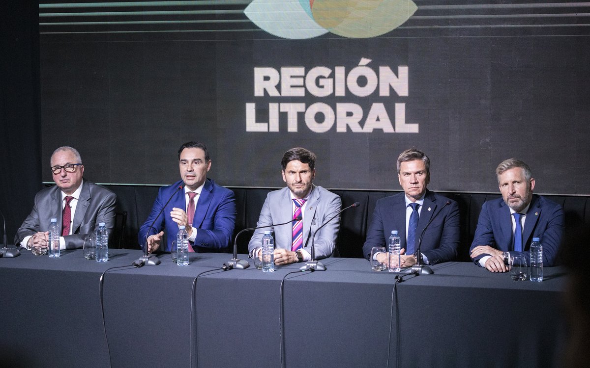 📢 Dimos un paso histórico con la firma del Tratado de Integración de la #RegiónLitoral. Las provincias de #SantaFe, #Chaco, #Corrientes, #EntreRíos, #Misiones y #Formosa nos unimos para impulsar el desarrollo y la defensa del federalismo. 🌎💪 #Federalismo #Desarrollo