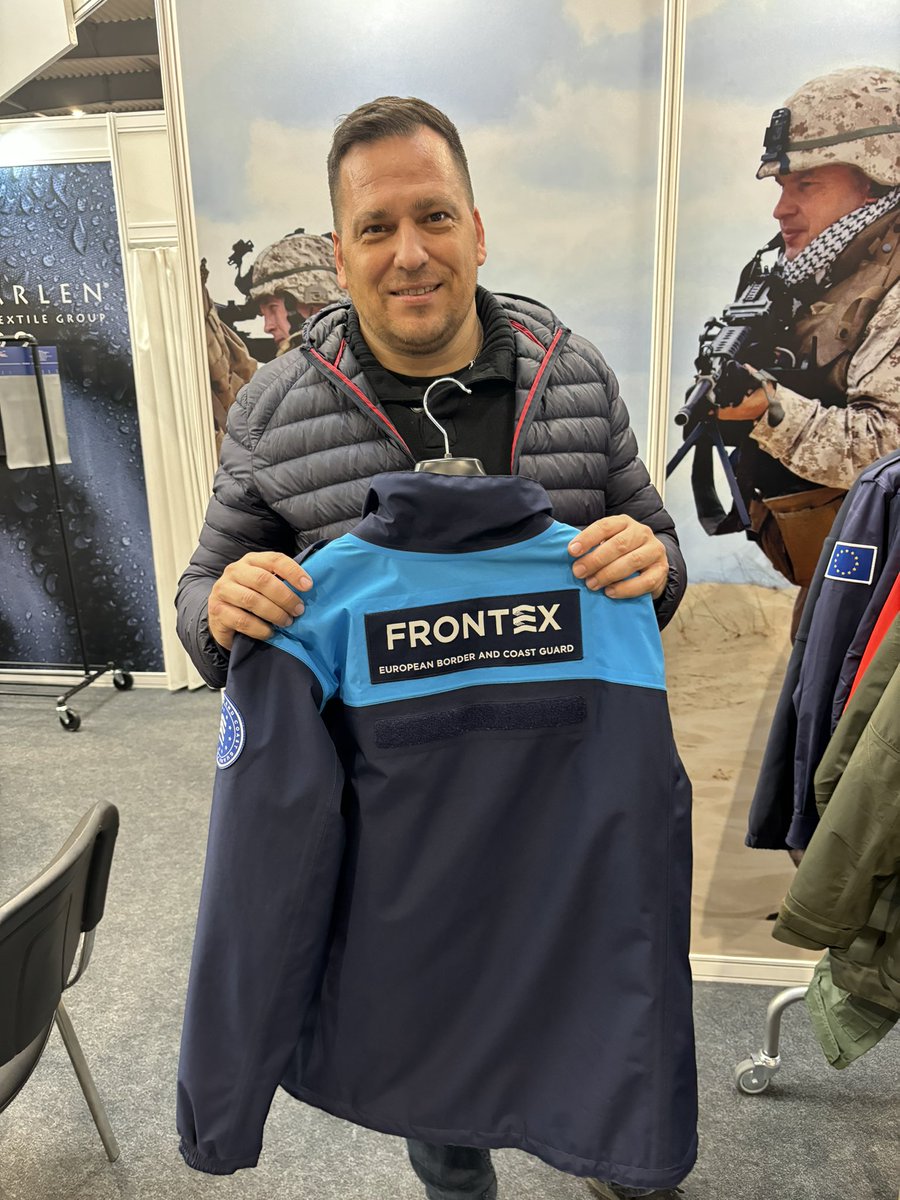TomasZdechovsky's tweet image. Je suis #Frontex! 💪
Na mezinárodním veletrhu nejnovějších technologií v oblasti obrany a bezpečnosti jsem objevil tuhle skvělou bundu.
Obdivuji každodenní pracovní nasazení pracovníků @Frontex, kdy jim jde často o život. Díky za vaši práci. 🙏#FutureForcesForum #ProtectingEU