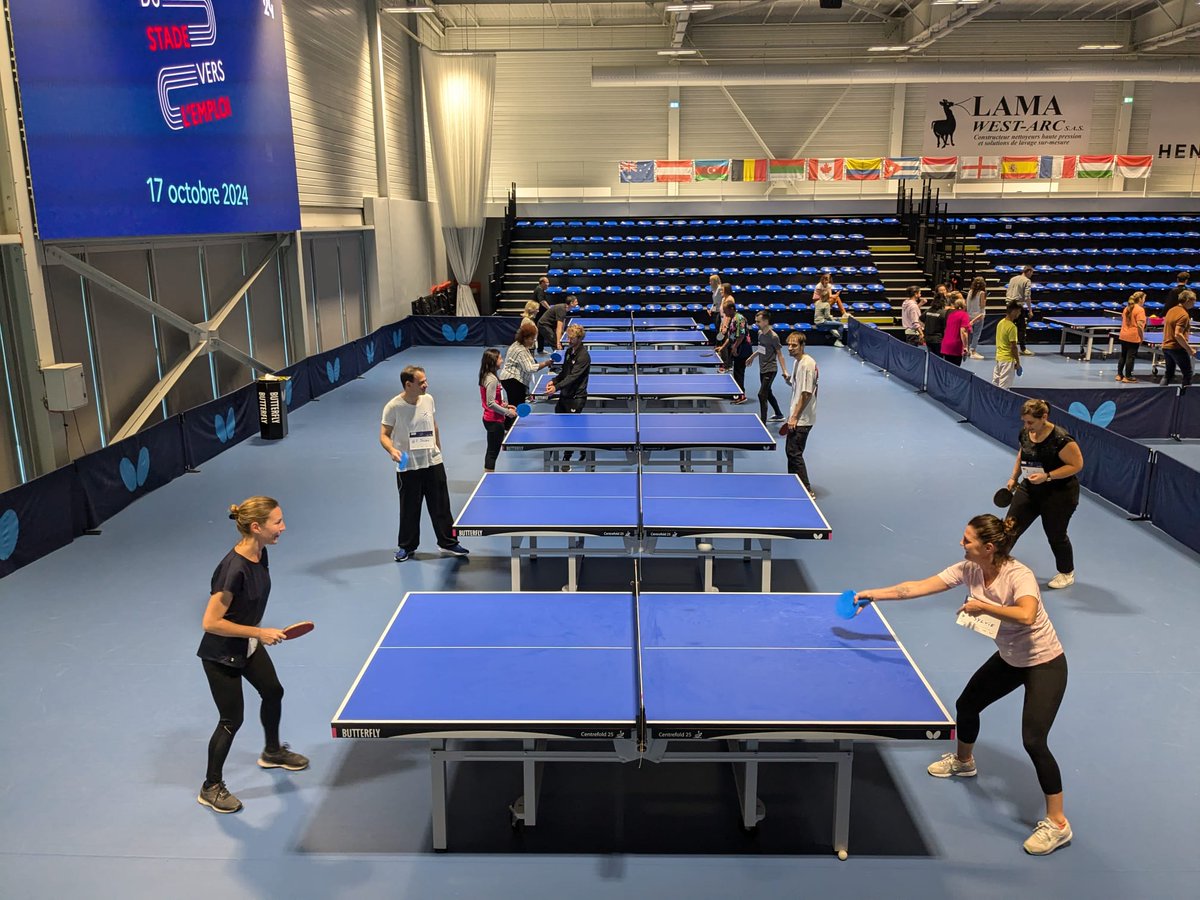 FTravail_BZH's tweet photo. Ce jeudi, les équipes @FranceTravail Lorient Marine ont organisé "Du stade vers l'emploi" autour du tennis de table 🏓 
L'objectif 👉 recruter via le #sport plutôt qu'un CV ! 110 recruteurs et demandeurs d'#emploi présents sur place 🎯
https://t.co/16O6vv19SG https://t.co/FZD2MOkI10