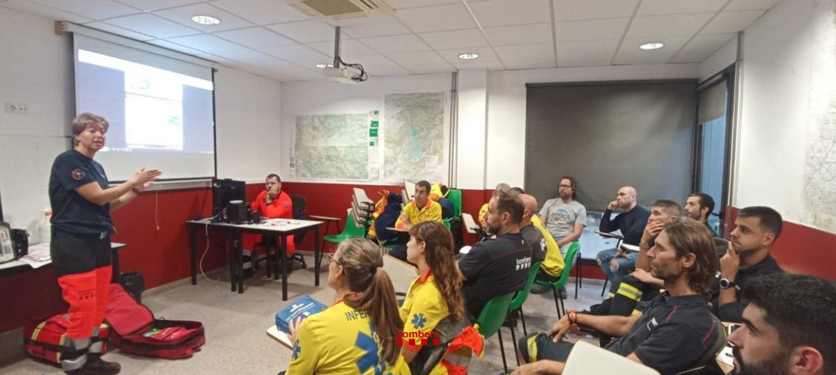 bomberscat's tweet photo. Aquesta setmana, #bomberscat de la #RELleida hem reprès una sèrie de pràctiques conjuntes amb el @semgencat per compartir coneixements sobre incendis estructurals i millorar la resposta operativa. https://t.co/rZ0HFPjuVw