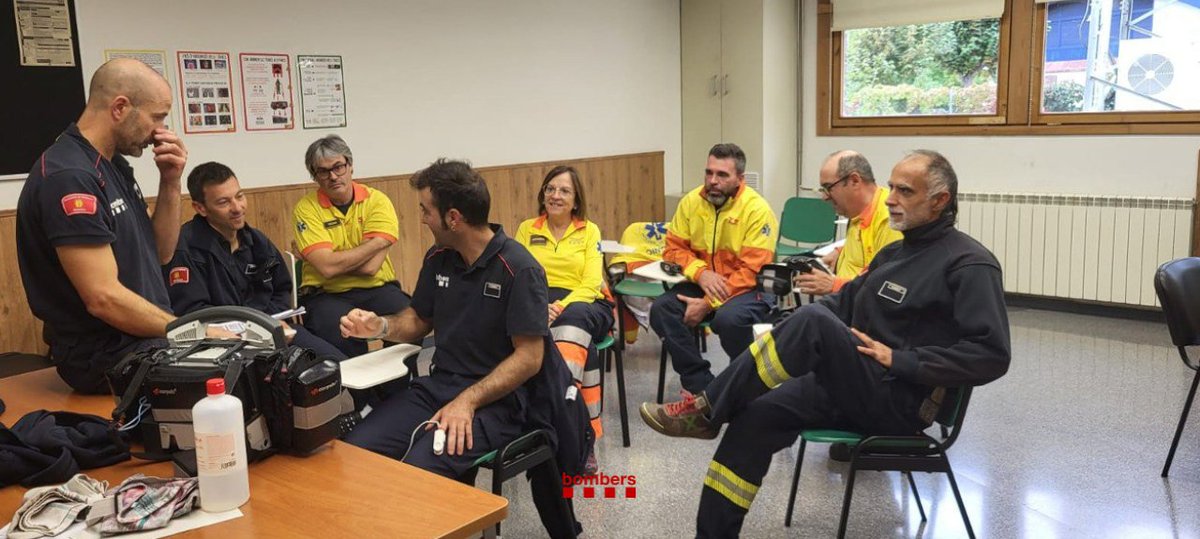 bomberscat's tweet photo. Aquesta setmana, #bomberscat de la #RELleida hem reprès una sèrie de pràctiques conjuntes amb el @semgencat per compartir coneixements sobre incendis estructurals i millorar la resposta operativa. https://t.co/rZ0HFPjuVw