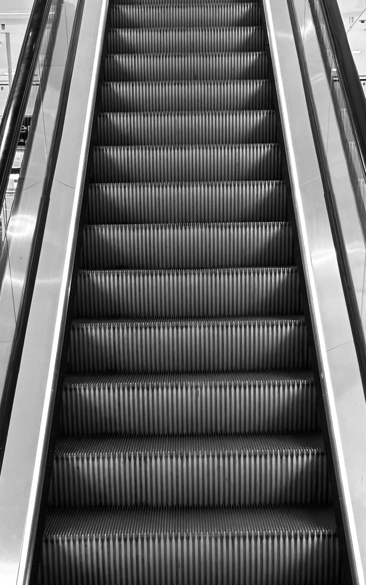 Alonein43672278's tweet image. #photography #blackandwhite #escalator