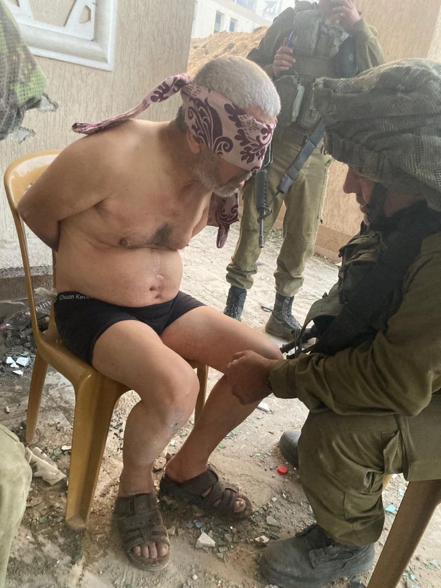 wasem_sad22's tweet photo. لكل من يسأل عن صحة خبر اغتيال السنوار

بيان صادر عن موقع "المجد" الأمني التابع لأمن المقاومة في غزة حول ادّعاء الاحتلال باغتيال قيادات بارزة في المقاومة الفلسطينية :

🚫 يسعى العدو الصهيوني من خلال إعلامه الأمني وناطقيه وأدواته عبر مواقع التواصل الاجتماعي إلى نشر معلومات وأخبار مضللة حول اغتيال قيادات في المقاومة الفلسطينية، وذلك لتحقيق عدة أهداف أبرزها:

- إرباك الجبهة الداخلية والتي ثبُت تماسكها ووقوفها خلف المقاومة.

- تأليب الجمهور الفلسطيني على المقاومة، وتبرير جرائم قتل المدنيين.

- الحصول على معلومات أمنية من خلال مراقبة م��اقع التواصل الاجتماعي ووسائل الاتصال الحديثة، واستخدام المواطنين لهذه الوسائل للتعليق على الأخبار التي يبثها إعلام الاحتلال.

- تحطيم الروح المعنوية للفلسطينيين ورفع الروح المعنوية المنهارة لجنود الاحتلال في الميدان.

👈 لذلك ننوه إلى التالي:

- الحذر من التساوق مع رواية العـدو الموجهة وتجنب نقلها.

- اعتماد رواية المقاومة وليس الإعلام العبري الذي يتبع للمنظومة الأمنية الإسرائيلية "فالصدق ما قالته المقاومة".

- تجنب نشر أو تداول أي معلومات على مواقع التواصل أو عبر الجوالات قد يستفيد منها العدو.

- عدم تداول أي أسماء أو معلومات أو تحليلات قد تضر بالمقاو��ة وأمنها.

- المساهمة في محاربة الإشاعات وعدم تداول الأخبار دون التأكد من مصداقيتها.
🔻بوعينا نهزم الاحتلال ونقتل روايته

أما الصورة التي نشرها الاحتلال فهي مثل الصورة التي نشرها سابقًا لشخص اعتقله وادعى أنه السنوار

#يحيى_السنوار