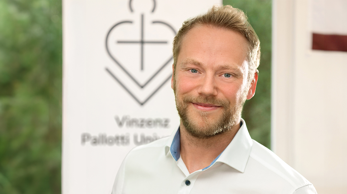 Neuer Professor für Arbeits- und Organisationspsychologie

Prof. Dr. Phillip Ozimek hat am 1. Oktober 2024 den Lehrstuhl für Arbeits- und Organisationspsychologie an der Vinzenz Pallotti University in Vallendar übernommen. Seine Arbeits- und Forschungsschwerpunkte sind: Soziale