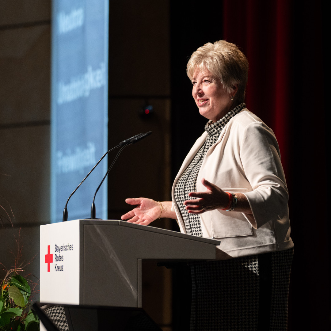 brkaktuell's tweet photo. Mit dem #Starttag begrüßte das #BRK die neuen Auszubildenden&amp;Freiwilligen. In Fürth kamen 1200 Berufsstarter*innen zusammen. Präsidentin Schorer:„Sie sind unsere Zukunft und von zentraler Bedeutung für das BRK. Gemeinsam mit dem Ehrenamt erwecken Sie unsere Grundsätze zum Leben.“ https://t.co/ja2gd8bFdP