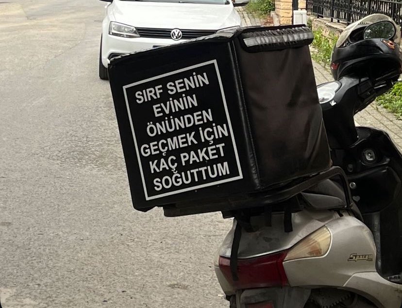 evde oturmus yemek beklerken bizim kurye