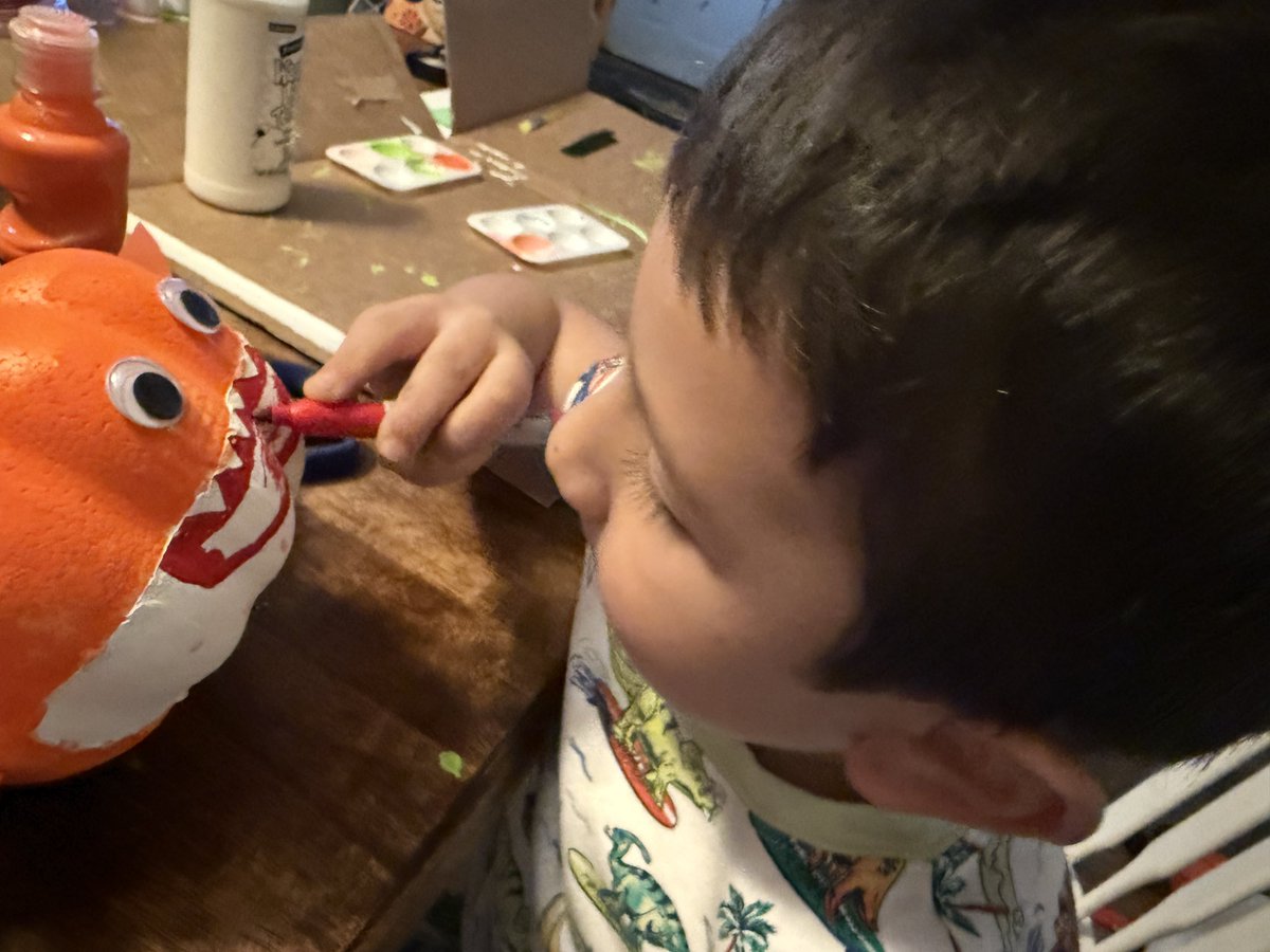 Ms_perezz's tweet photo. His very first Pumpkin Book Character Project! He loved going to the store and gathering the materials he was going to need for his project &amp; the many steps it took to get them done. Thank you @EstherRivas_3 for helping us create memories together ❤️ 🦈 https://t.co/s86u9nWvBY