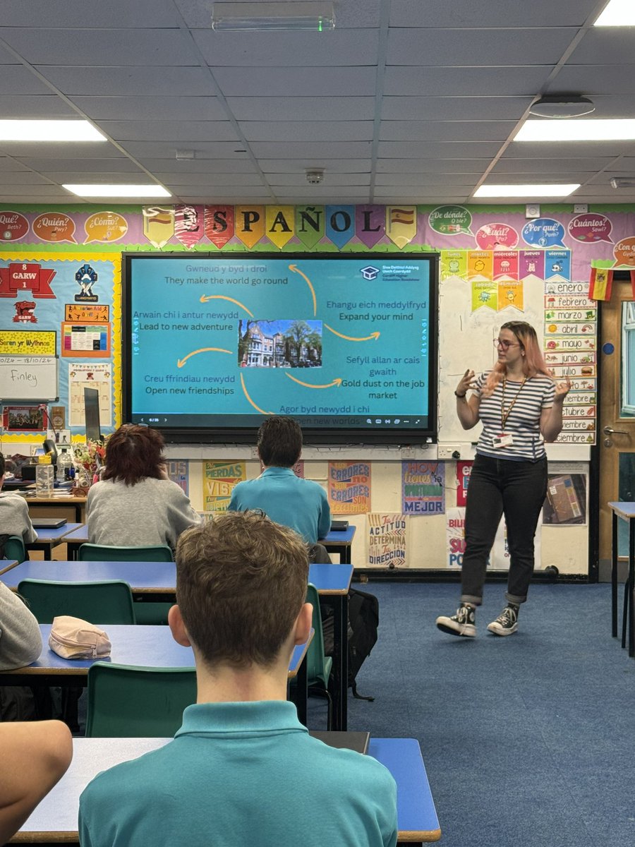 SbaenegLlan's tweet photo. Thank you very much to Beth from @CDF_HigherEd for coming into the school this morning to give a workshop to our Yr 10 Spanish class on why languages are important! The learners received a lot of useful information and the tasks were extremely fun ๐ Muchas gracias ๐ช๐ธ๐ช๐ธ #TimLlan https://t.co/QXd1RkV2ex