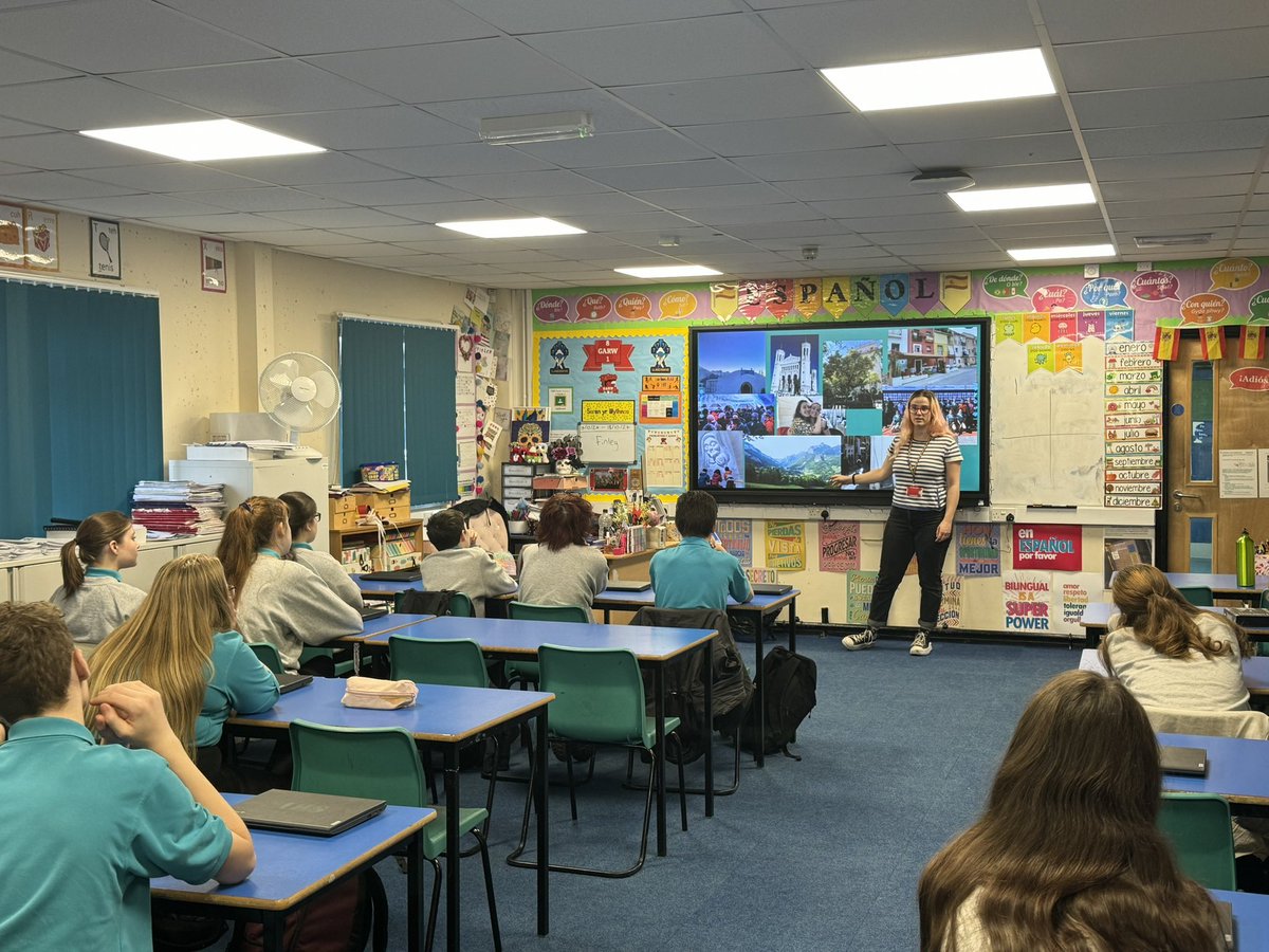 SbaenegLlan's tweet photo. Thank you very much to Beth from @CDF_HigherEd for coming into the school this morning to give a workshop to our Yr 10 Spanish class on why languages are important! The learners received a lot of useful information and the tasks were extremely fun ๐ Muchas gracias ๐ช๐ธ๐ช๐ธ #TimLlan https://t.co/QXd1RkV2ex