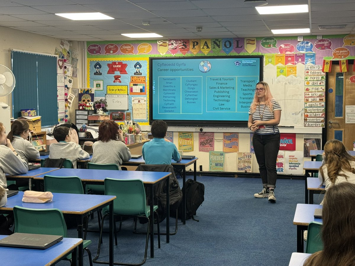 SbaenegLlan's tweet photo. Thank you very much to Beth from @CDF_HigherEd for coming into the school this morning to give a workshop to our Yr 10 Spanish class on why languages are important! The learners received a lot of useful information and the tasks were extremely fun ๐ Muchas gracias ๐ช๐ธ๐ช๐ธ #TimLlan https://t.co/QXd1RkV2ex