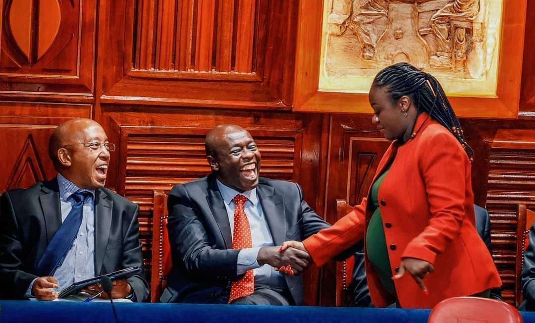 Mekatili_KE's tweet photo. @Hon_Njeri_Maina #BreakingNews
Ogopa handshake za western...
#DeputyPresident #Arteta #NationalAssembly #Kairo #NelsonHavi #MercyTarus #KarenNyamu https://t.co/XNTirURzkb