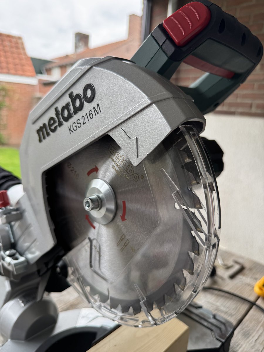 064harry's tweet photo. @MetaboNL Vraagje: Zit er op een KGS 216 M geen lazerlampje voor een precieze zaaglijn? https://t.co/6xtDA7ILp9