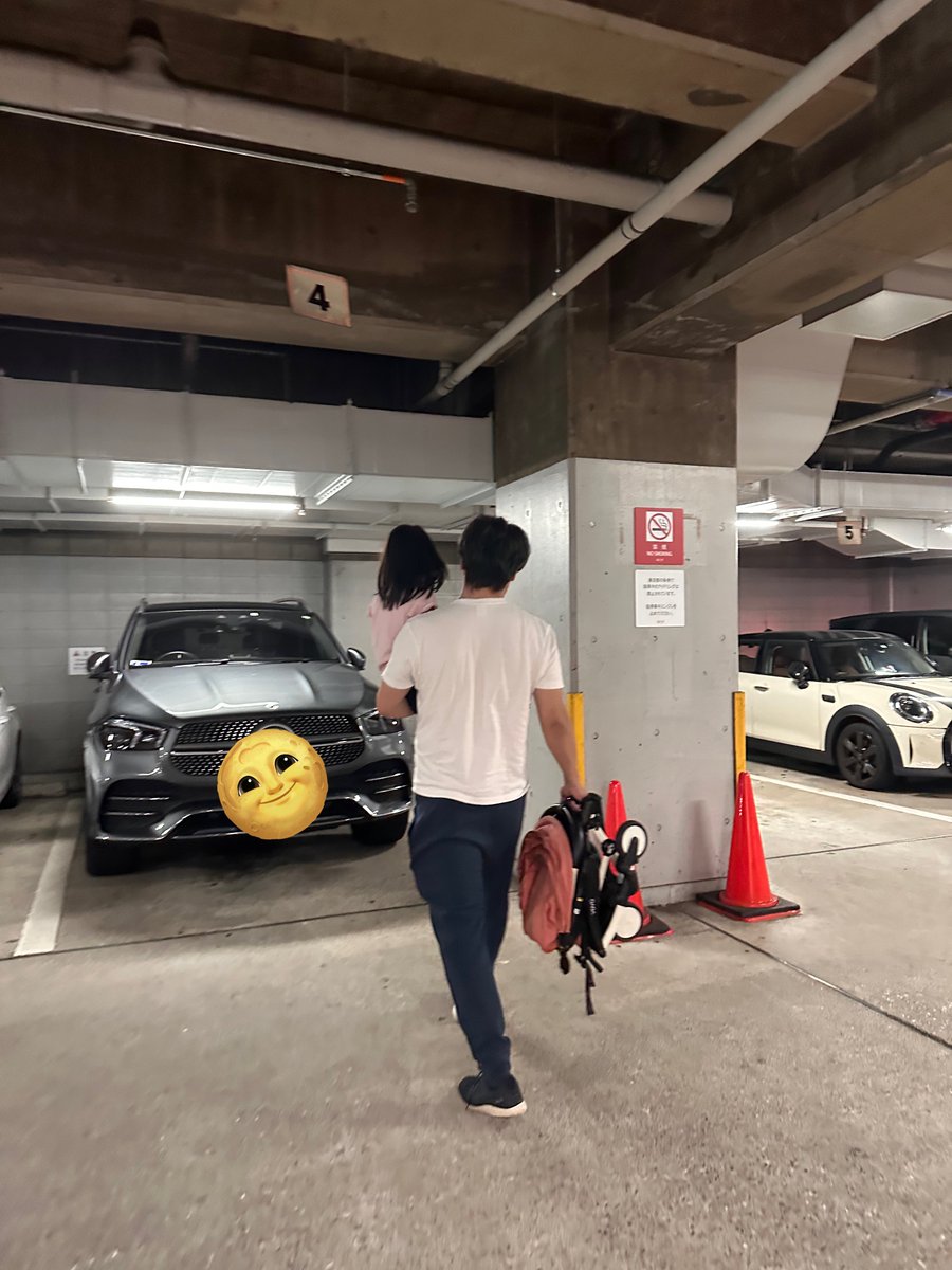 Motosuzukisan's tweet photo. これは本当です。
夫元アメフト選手105kg、我が子20kg。エレベーターしゃらくせぇ！とベビーカー畳んで階段で降り出した後の背中です。 https://t.co/saHlT4uyih