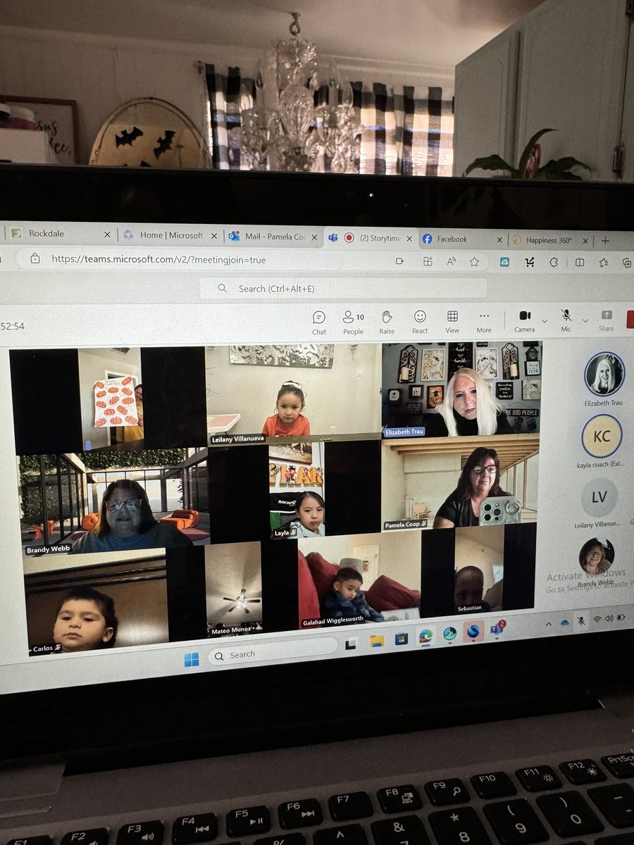 RCPS_EarlyLearn's tweet image. Class Team Meeting with Mrs. Trau and Ms. Webb….

Story time:
Spookley the Square Pumpkin 🎃 
#squarepumpkin
#spookley #fall #prek #dph #pat