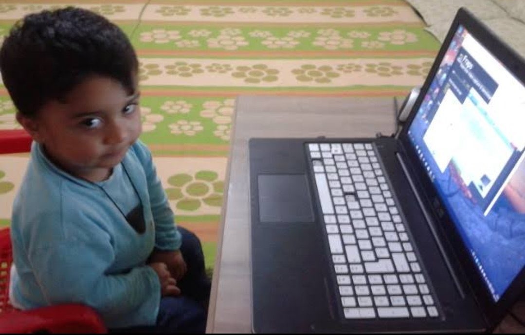 mümessil cümlesini bitirip ışıklı kalem versin diye beklerken ben dir