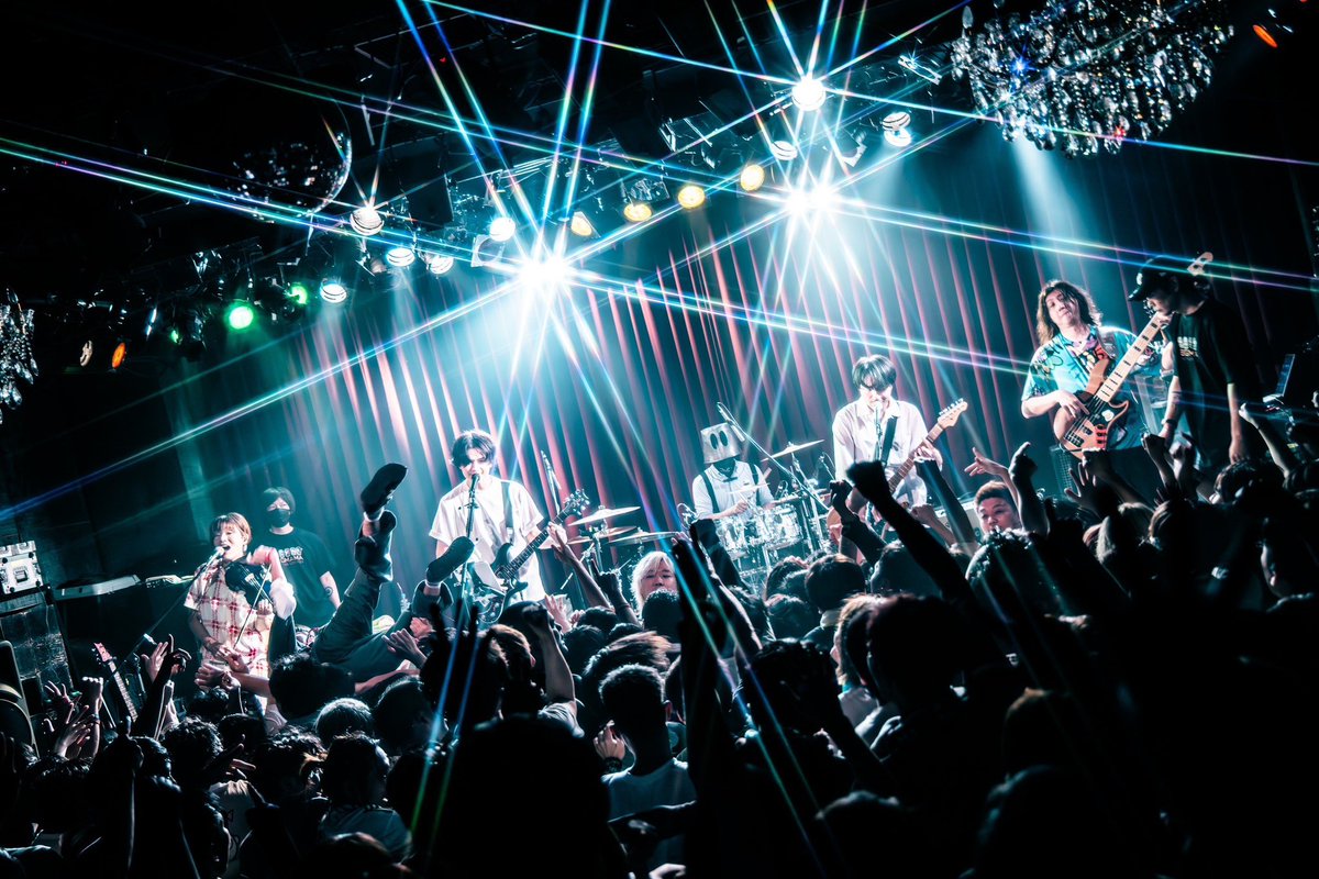 BIGMAMAofficial's tweet photo. Thankyou for coming!!!

Too Fast To Listen
at Umeda Shangri-La (Osaka)
October 17 2024

01. “Thank You” is “Fxxk You” (+2)
02. I Don’t Need a Time Machine (+10)
03. ワンダーラスト (0 〜 +36!!!!!)
04. POPCORN STAR (+3)
05. HAPPY SUNDAY (1 chorus)
06. ワルキューレの非行 (+4)
07. little cloud
08. 誰が為のレクイエム
09. Flameout
10. 走れエロス
11. ツルギがない (x3 ver)
12. 限界 Overture (220→250)
13. 限界 CPX (148→177)
14. 春は風のように
15. Neverland
16. Lucy (+4)
17. look at me
18. HAPPY SUNDAY
19. 美術｜ESORA
20. 物理｜Time is like a Jet coaster
21. (新曲)

Photo by @yusuke_mphoto
#BIGMAMA #マザコン
