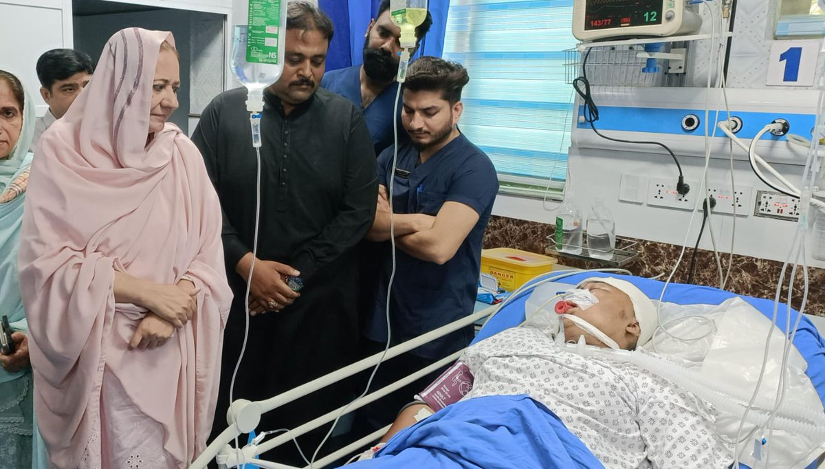 طالب علم اسداللہ جسے گجرات پولیس نے طلباء احتجاج کے دوران اپنی گاڑی کے نیچے روند دیا تھا اس وقت عزیز بھٹی شہید ہسپتال گجرات میں زندگی اور موت کی جنگ لڑ رہا ہے۔ بی بی ثمیرا الہی نے آج اسداللہ کی ہسپتال میں عیادت کی اور اس کی جلد از جلد صحت یابی کیلئے دعا مانگی۔