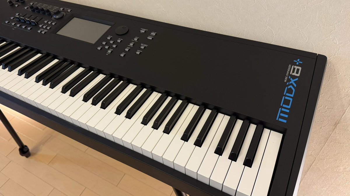 team_emi2's tweet photo. 数日ずっと療養生活、こんばんは。
とはいえ、まだ安静してるとこですが。
ずっと開封出来てなかった新しい機材。
十数年ぶりのYAMAHA。
新しいものはいいね。
#YAMAHA
#MODX8+ https://t.co/e0OZKRRolC