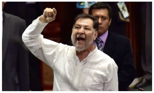 galvanochoa's tweet photo. 🔴 Noroña lo denunció

El artículo 89, fracción II, de la Constitución menciona, entre otras facultades del presidente de la república, que “puede nombrar y remover libremente a los secretarios de Estado”. No requiere aprobación del Congreso. Son simplemente secretarios del despacho de asuntos que le encarga su jefe, el presidente. De acuerdo con este artículo, Calderón sí comparte responsabilidad con quien designó como secretario de Seguridad, que no pretenda lavarse las manos. Es falso que no estaba enterado de las actividades delictuosas de su mano derecha. El diputado Gerardo Fernández Noroña, en una comparecencia en la Cámara de Diputados (hay videos en YouTube) denunció su corrupción, abultado enriquecimiento y nexos con el crimen. “Usted debería estar en la cárcel junto con Calderón”, le espetó Fernández Noroña. ¿Por qué no lo investigó el presidente? ¿Por qué no lo removió? Ese incumplimiento a su deber lo convirtió en cómplice. No puede cerrarse el expediente con una sanción moral. Calderón debe ser llamado a cuentas. Está refugiado en España, pero hay un acuerdo de extradición vigente.

👉🏼 https://t.co/tTcnrvgtcC