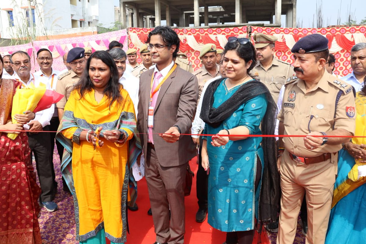 CommissionerMe3's tweet photo. आज हापुड पिलखुआ विकास प्राधिकरण द्वारा आयोजित ड्राइव इन सिनेमा कल्चरल फेस्ट प्रोग्राम में प्रतिभाग किय गया@CMOfficeUP @UPGovt @ChiefSecyUp https://t.co/dH8SrUHizx