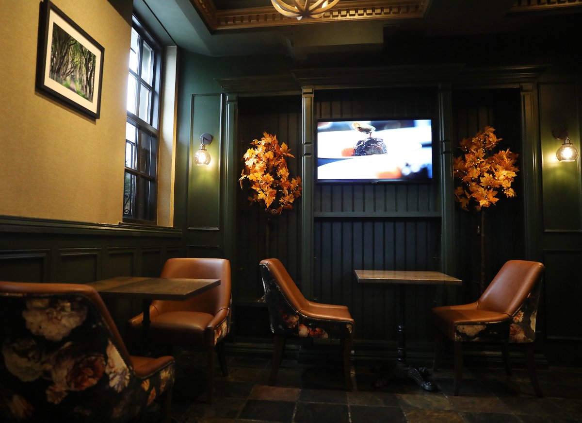 𝗨𝗡𝗗𝗘𝗥 𝗡𝗘𝗪 𝗢𝗪𝗡𝗘𝗥𝗦𝗛𝗜𝗣 at <a href="/McEnaneys/">McEnaneys</a>  with locals Anthony &amp; Lisa Donnelly taking over the popular Gravediggers Bar. Sean Shivers will manage the bar which has already gone under loads of changes. 

1/2