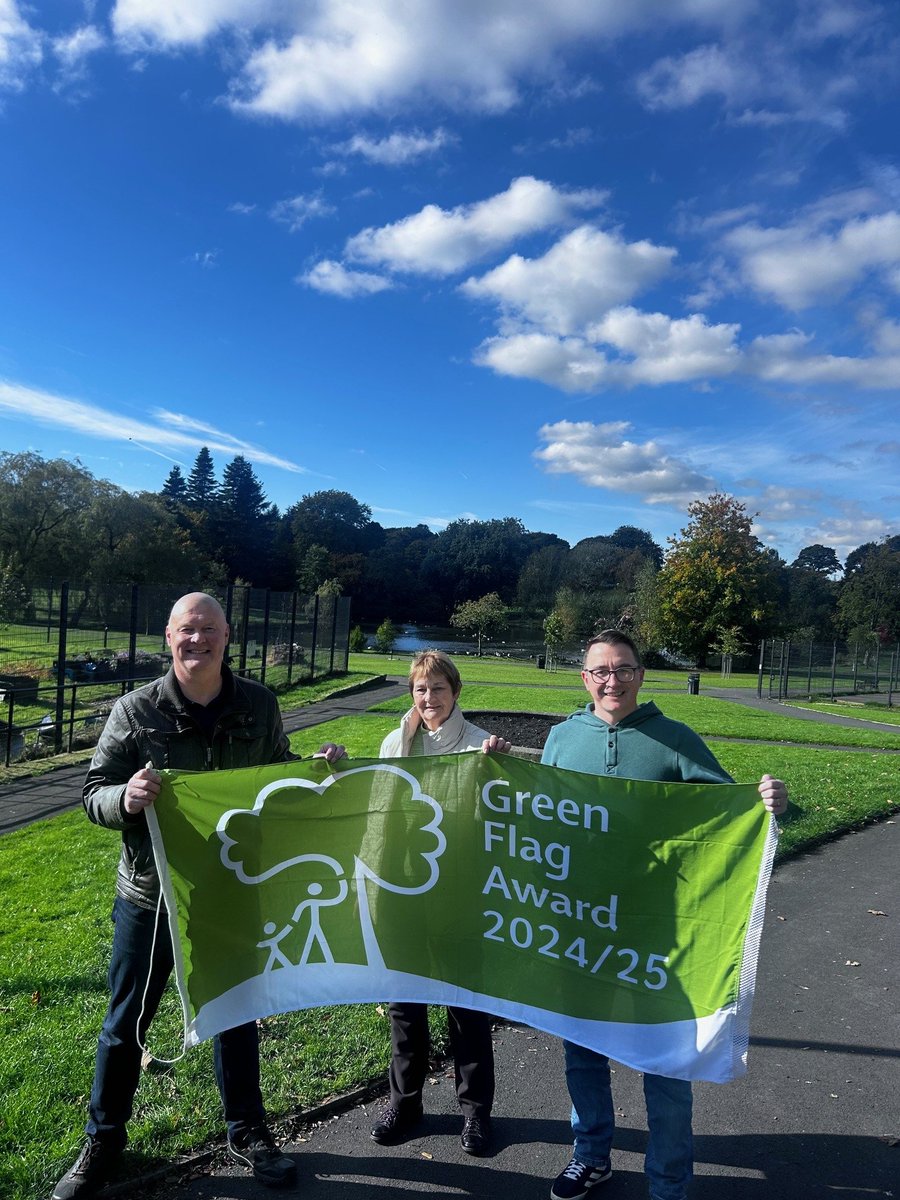 RochdaleCouncil's tweet photo. We came together this week to celebrate Springfield Park gaining a @GreenFlagAward  for the first time this year.🌳

If you visit, you will also find a new information panel, which provides some interesting facts about the park's history, including how it began in 1927. https://t.co/I5oS48EFy1