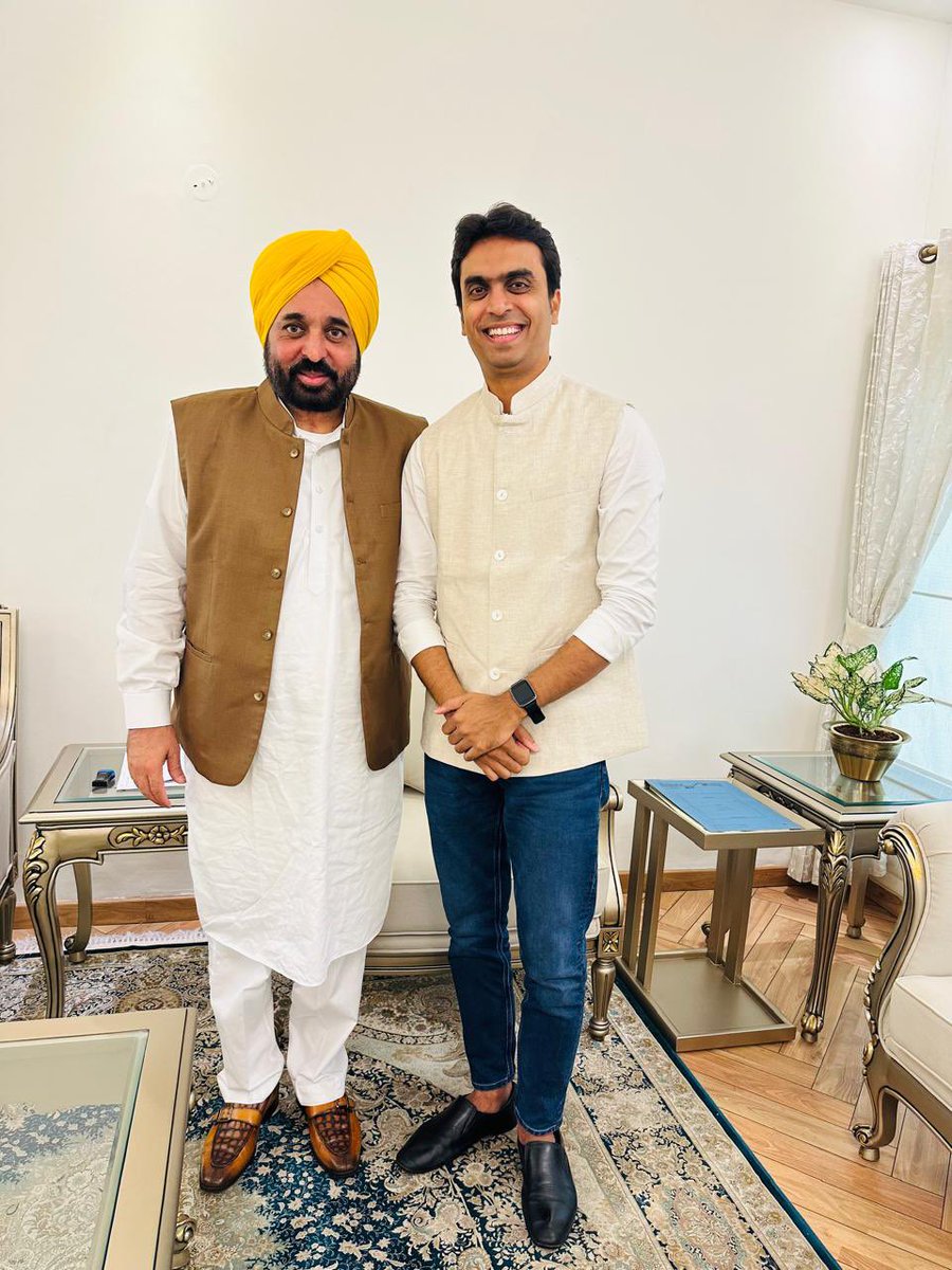 हास्य कलाकार से अपना सफ़र शुरू कर राज्य के मुख्यमंत्री के पद तक पहुँचने वाले माननीय मुख्यमंत्री आदरणीय भगवंत मान जी को जन्मदिन की हार्दिक बधाई शुभकामनाएँ ….🎂🎂🎉🎉
<a href="/AamAadmiParty/">AAP</a> <a href="/BhagwantMann/">Bhagwant Mann</a> <a href="/AtishiAAP/">Atishi</a> <a href="/Saurabh_MLAgk/">Saurabh Bharadwaj</a>