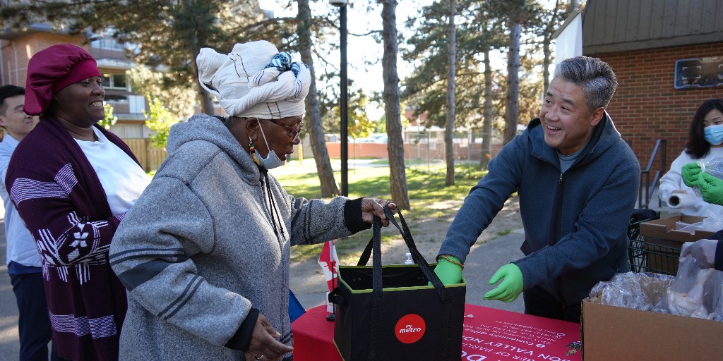 What a wonderful community moment at Allenbury Gardens &amp; The Sparroways! 🏘️ The Thanksgiving Chicken giveaway, with help from <a href="/cee_toronto/">CEE Toronto</a> and MP <a href="/handongontario/">Han Dong</a>, brought smiles and support to our residents. 🦃