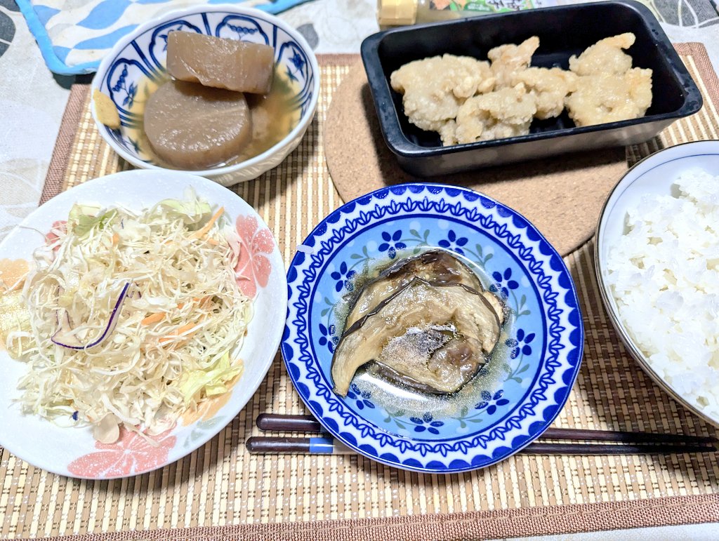 今日の晩飯
キンショー北海道ザンギ
大根汁
ナスの煮浸し
白菜漬物
今日は出来合いで自炊はナスの煮浸しのみです😵
近商から揚げ、パサパサして今一つだったがザンギはジューシィで美味い!
そうそう、こういうのを待ってたんです😚
イラストはペン入れまでで時間切れ😭
ではまた明日☺️
#ごはん部日誌