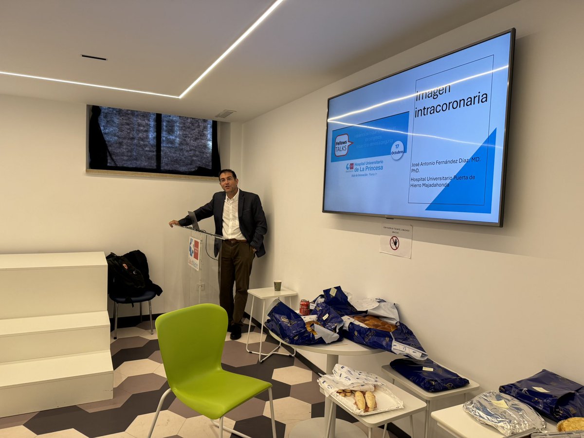 IberiaSmt's tweet photo. El Dr @Jose_A100 presentando su charla ahora sobre imagen intracoronaria en el #fellowtalks en HU de la Princesa @fer_iver
@JuradRomanAl
@hemodin90 https://t.co/p8KsX8w44B