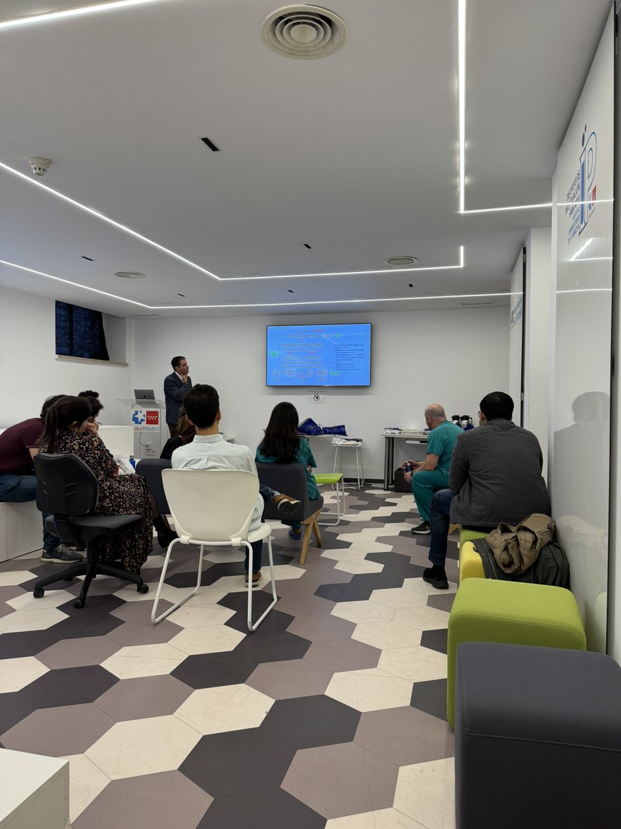 IberiaSmt's tweet photo. El Dr @Jose_A100 presentando su charla ahora sobre imagen intracoronaria en el #fellowtalks en HU de la Princesa @fer_iver
@JuradRomanAl
@hemodin90 https://t.co/p8KsX8w44B