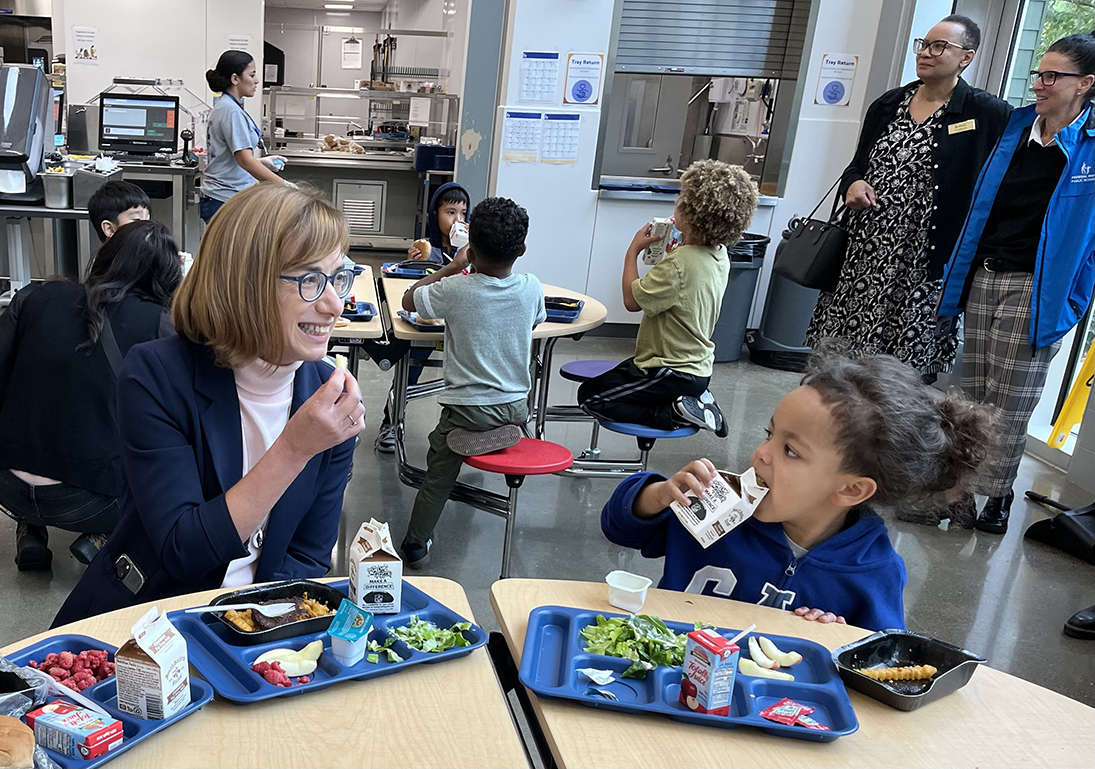 USDA_FNA's tweet photo. Happy #NationalSchoolLunchWeek and #FarmToSchool Month! @FWPS210 scholars in WA enjoy school lunch that’s part of their school district’s #F2S Garden to Cafeteria project. @waOSPI @WSDAgov #HealthyFood #SchoolMeals #Nutrition #Agriculture https://t.co/WBBK4CYpaj