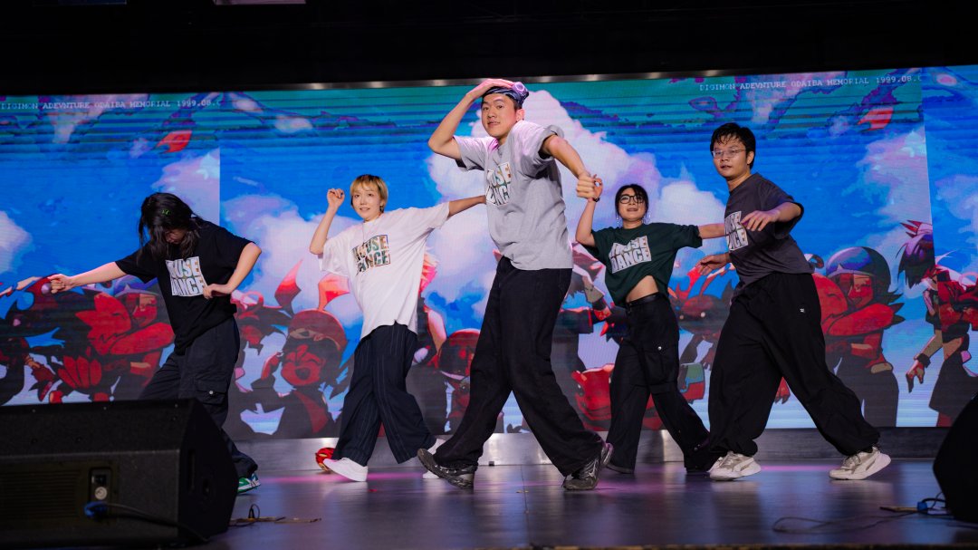 PKU1898's tweet photo. Kickin' it off with #PKU #FLCrew! π We dance, vibe, and ignite the night together.π₯
β€Catch a glimpse of the electric welcome performance! Can you feel the beat? #PKUClub https://t.co/hmHlgnNl6w