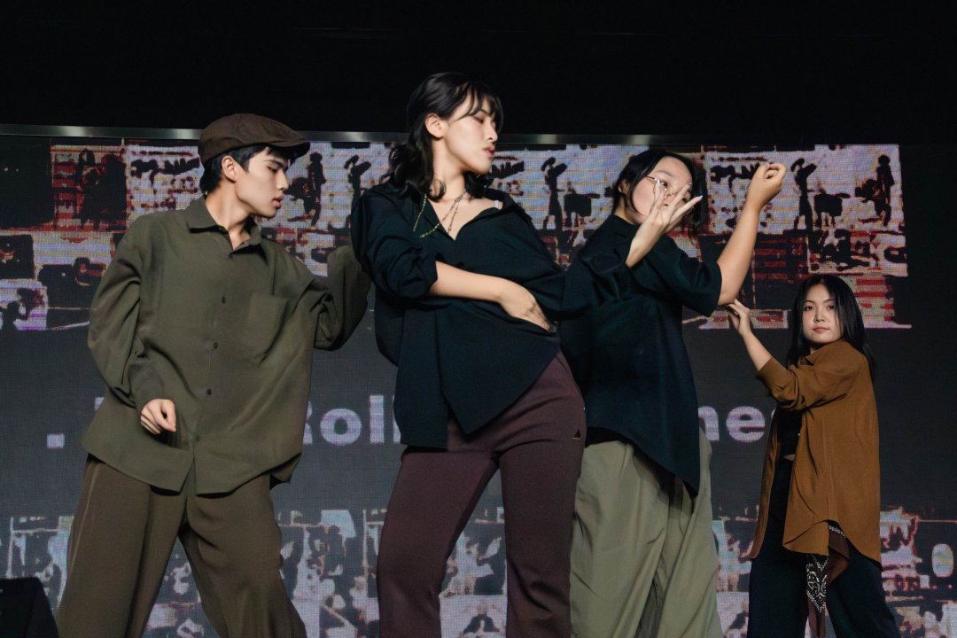 PKU1898's tweet photo. Kickin' it off with #PKU #FLCrew! π We dance, vibe, and ignite the night together.π₯
β€Catch a glimpse of the electric welcome performance! Can you feel the beat? #PKUClub https://t.co/hmHlgnNl6w