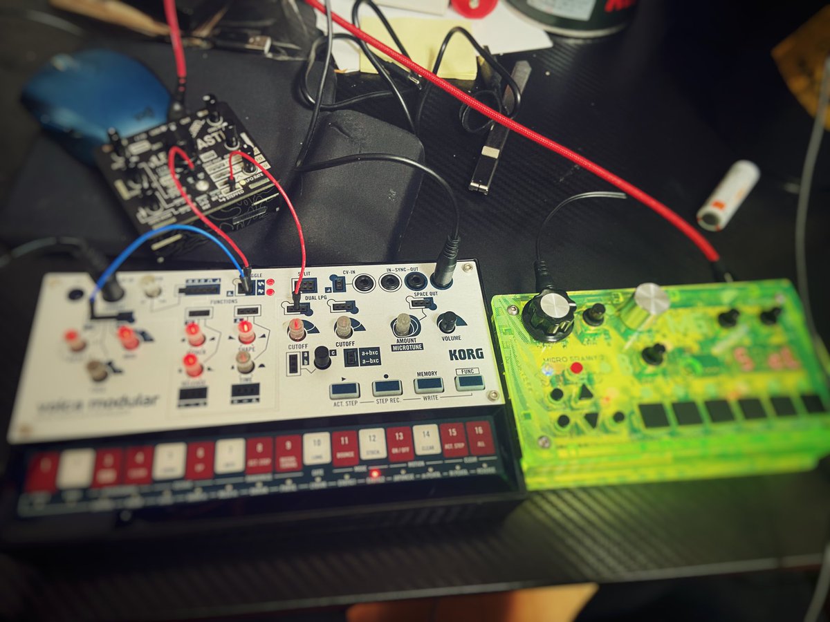 ComKagoshimania's tweet photo. かれこれ40分ほど無心でノブを回してました。
#volcamodular
#microgranny2
#kastle
#multiverb2
#psm300b https://t.co/1nbu5fWXWj