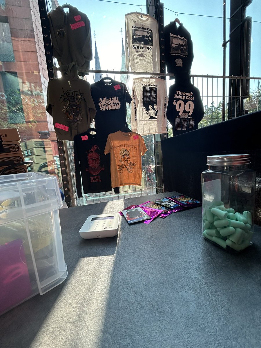 i am once again asking for tour bookings for 2025 🗓️
merch slinger 👕 extraordinaire who can also take cool pics 📸 of you and will always share my snacks and weed 
pls bring me on tour