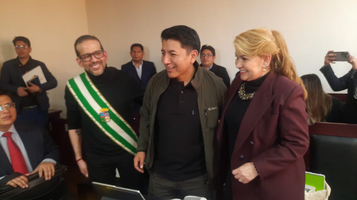 Hoy el régimen boliviano ha continuado con su manipulación judicial y persecución política contra la ex presidenta <a href="/JeanineAnez/">Jeanine Añez Chávez</a> , el gobernador de Santa Cruz <a href="/LuisFerCamachoV/">Luis Fernando Camacho</a> y el líder potosino <a href="/Marco_Pumari_A/">Marco Antonio Pumari Arriaga</a> , todos ellos personas cuyos derechos humanos han sido violados y aún